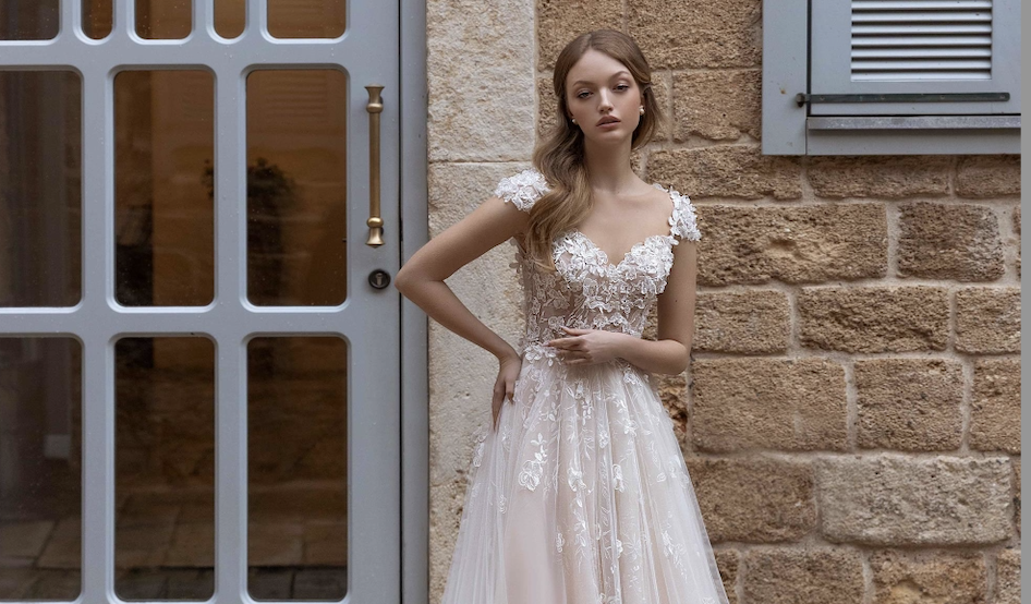 Vintage Vibes: The Resurgence of Lace in Modern Wedding Trends. Mobile Image